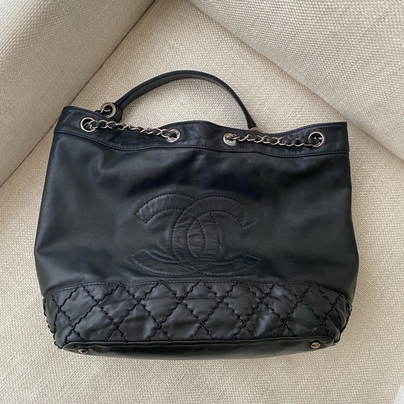 Authentic Chanel Black Leather Women's Bag - Picture 5 of 15
